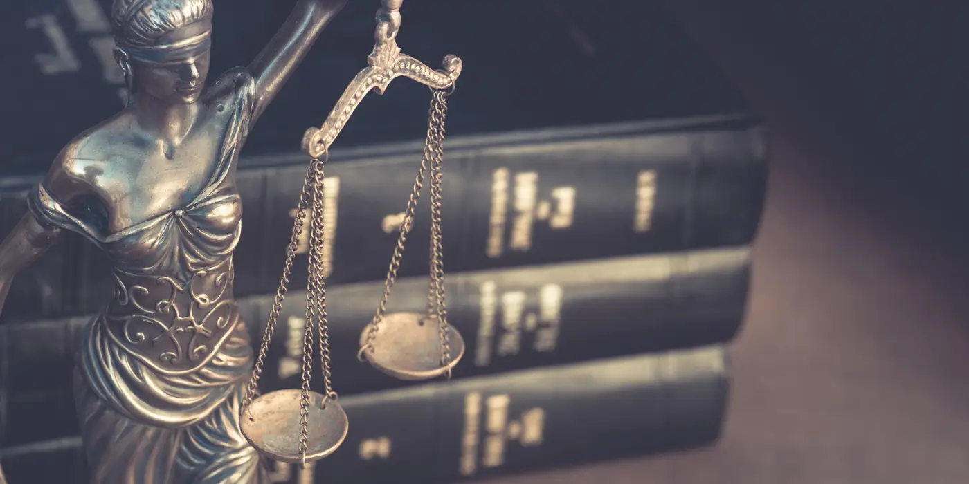Statue de la justice et codes